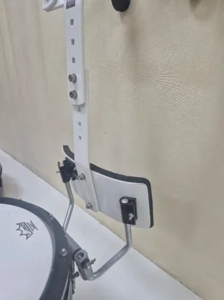 Timbal de marcha con hombrera