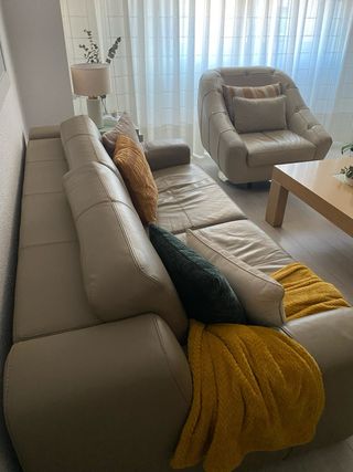 Sofá 3 plazas + puf reposapiés (color taupe)