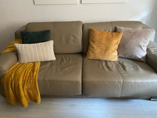 Sofá 3 plazas + puf reposapiés (color taupe)