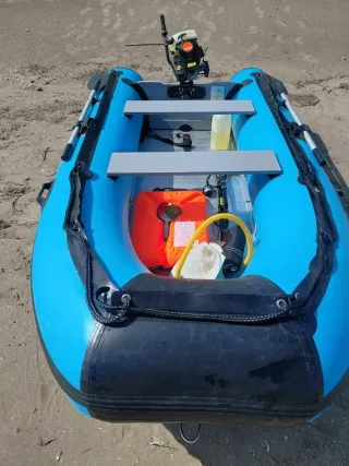 Barco  zodiac con motor 4T 4CV prácticamente nueva