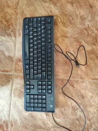 Monitor Asus + Teclado Logitech Negro