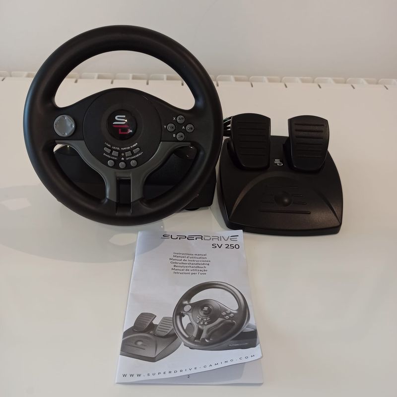 Volante Subsonic SV250 con pedales 180°