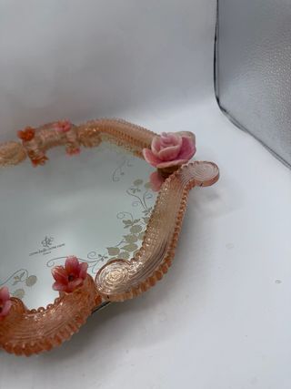 Vassoio in vetro di Murano rosa con fiori