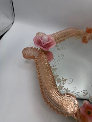 Vassoio in vetro di Murano rosa con fiori