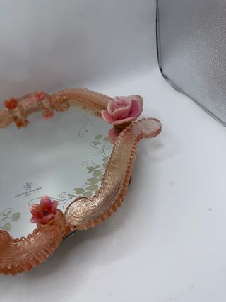 Vassoio in vetro di Murano rosa con fiori