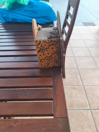 Reloj de pared antiguo con paisaje