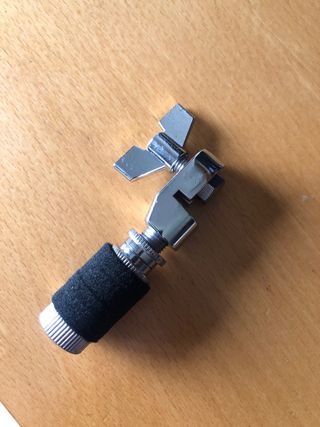 Pinza Hi-hat para batería