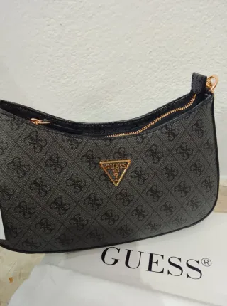 Bolso Guess negro estampado
