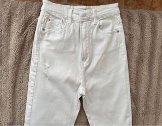 Pantalón vaquero pitillo tiro alto blanco