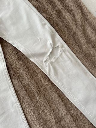 Pantalón vaquero pitillo tiro alto blanco