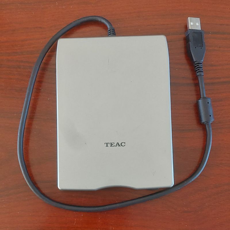 DISQUETERA EXTERNA DE 3,5” MARCA TEAC