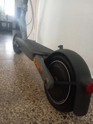 Patinete eléctrico gris