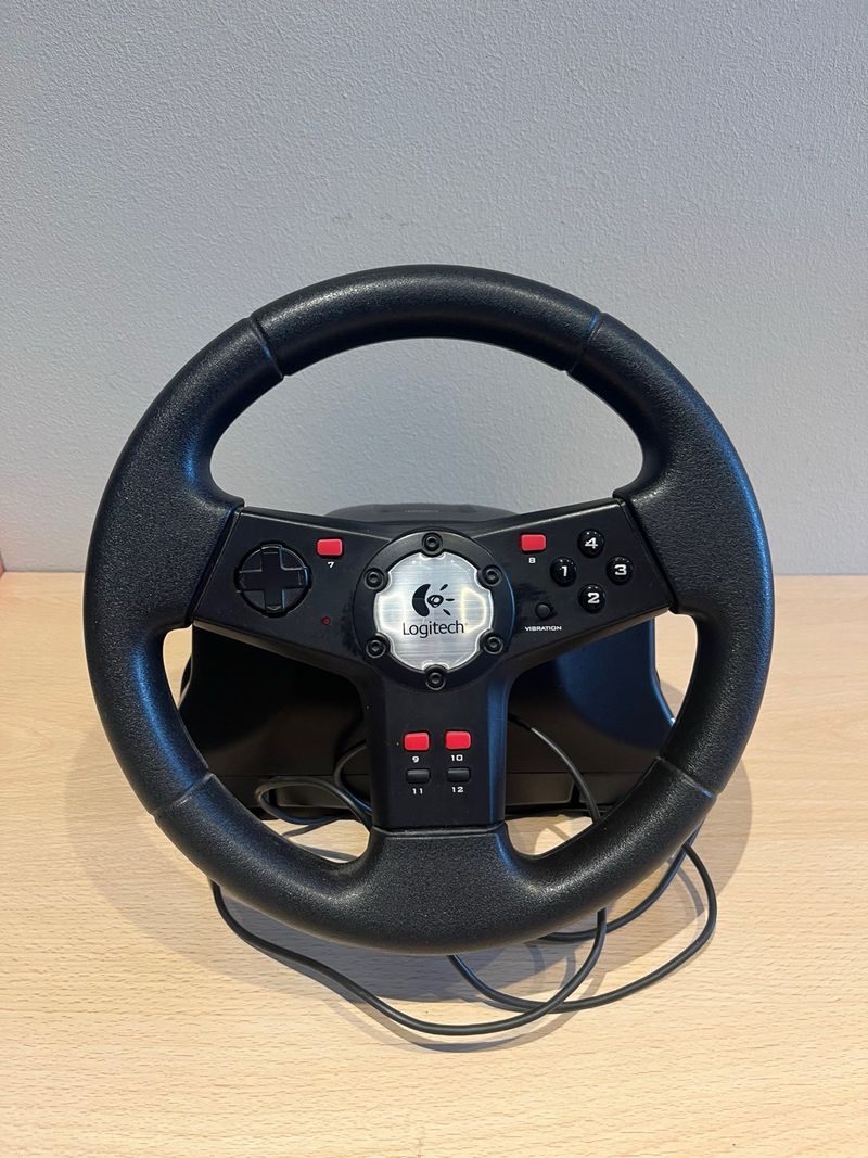 Volante Logitech con Pedales
