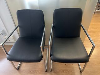 Sillas de oficina negras con estructura metálica