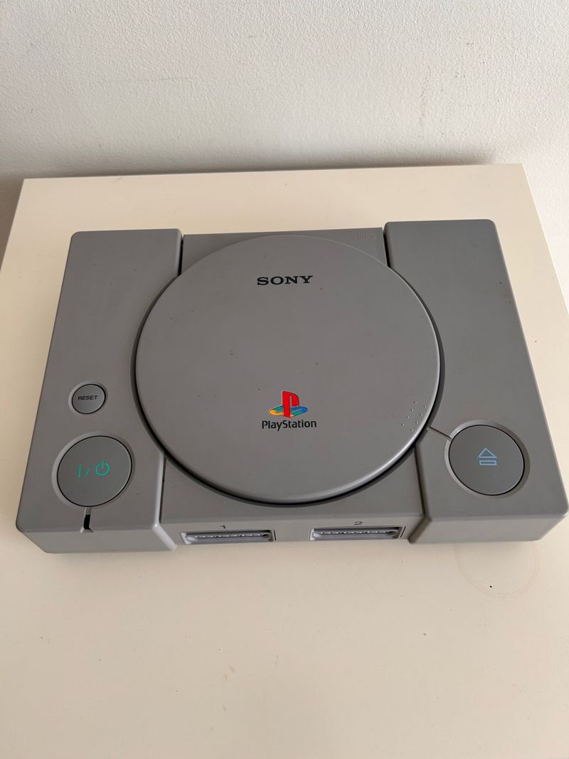 PS1 original + 2 mandos + memory card  (Funciona) afbeelding 2