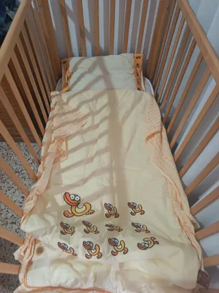 Cuna de madera con colchón