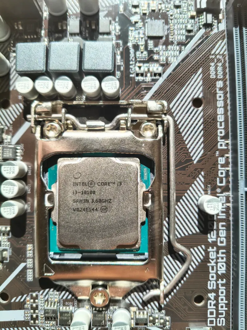 Placa Base Gigabyte H410M H + procesador I3 10100 afbeelding 2