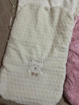 Saquito de bebé con bordado de gato y oso