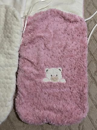 Saquito de bebé con bordado de gato y oso
