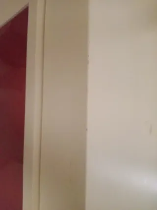 Cajonera blanca con detalle rojo