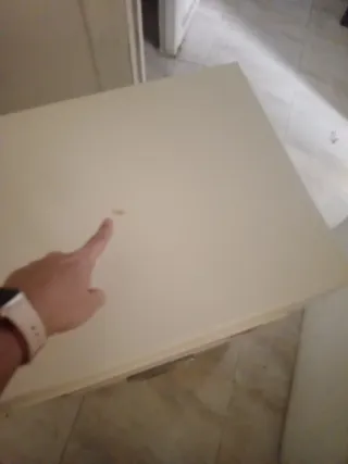 Cajonera blanca con detalle rojo