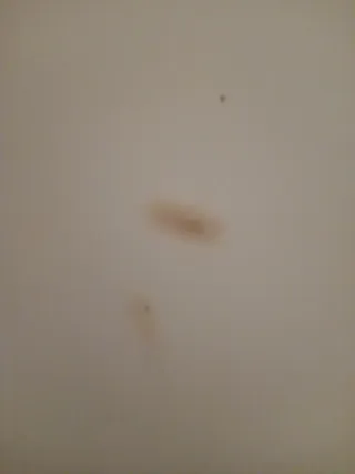 Cajonera blanca con detalle rojo