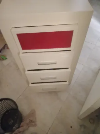 Cajonera blanca con detalle rojo