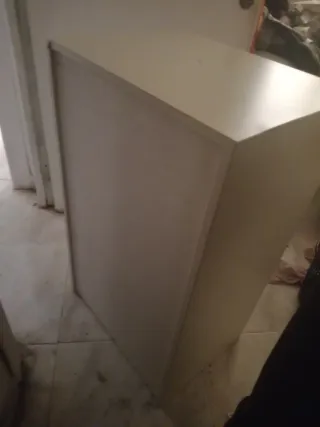 Cajonera blanca con detalle rojo