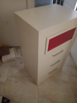 Cajonera blanca con detalle rojo