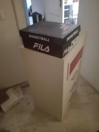 Cajonera blanca con detalle rojo