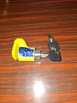 Candado de disco amarillo y plateado