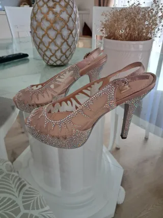 Zapatos de fiesta beige y plateados talla 37