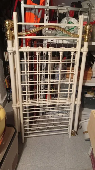 Cuna antigua hierro dorada 80s