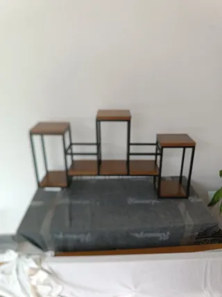 Estantería de pared metálica y madera