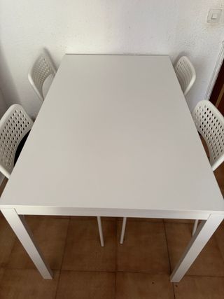 Mesa blanca y 4 sillas
