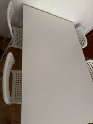 Mesa blanca y 4 sillas