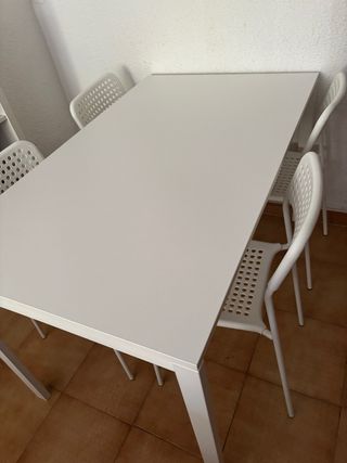 Mesa blanca y 4 sillas