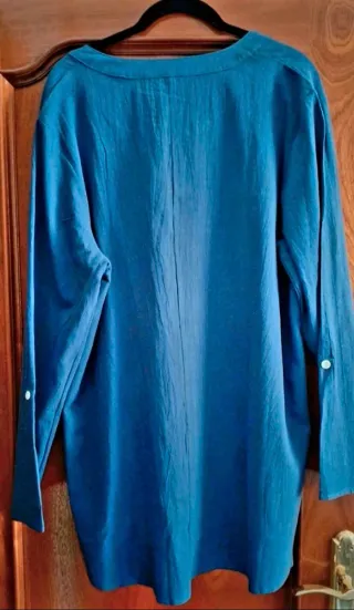 Amplia blusa en azul marino de algodón.