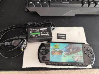 PSP 3000 Negra+ cargador+ tarjetas+Bateria