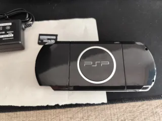 PSP 3000 Negra+ cargador+ tarjetas+Bateria