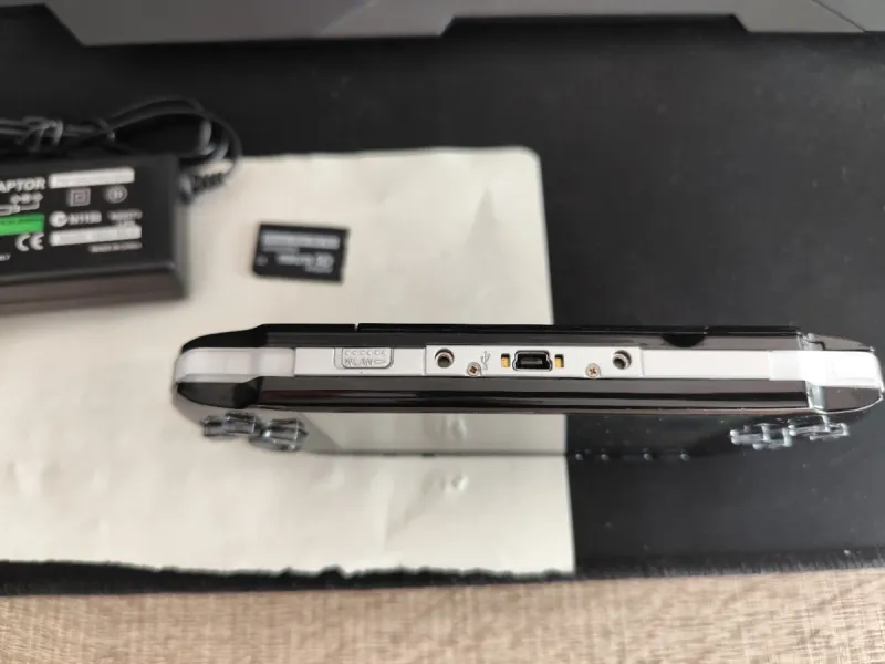 PSP 3000 Negra+ cargador+ tarjetas afbeelding 3