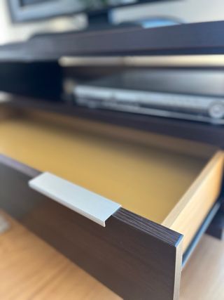 Mesa auxiliar con ruedas y cajón