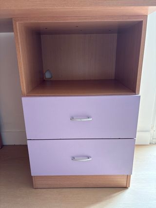 Escritorio madera y cajones morados
