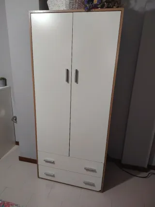 Armario blanco y marron con cajones