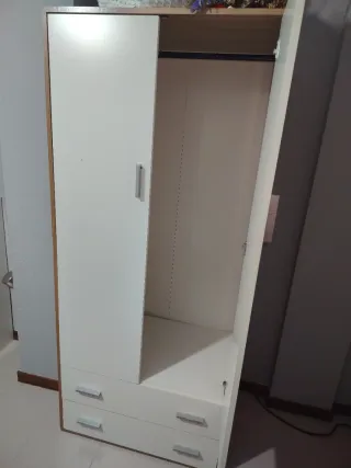 Armario blanco y marron con cajones