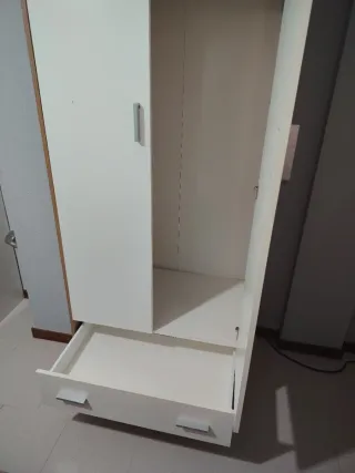 Armario blanco y marron con cajones