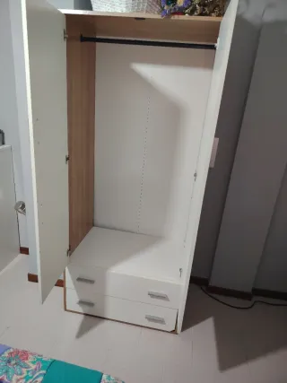 Armario blanco y marron con cajones