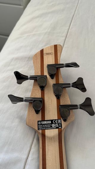 YAMAHA TRBX305 Bajo Eléctrico Rojo