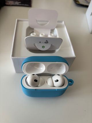 Airpods Pro 2 + funda azul (de regalo)