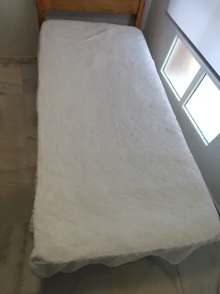 Cubre colchón blanco de tela